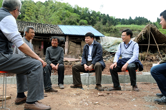 4月10日,县委书记,县政府县长彭洪率县级相关部门负责人深入龙门乡